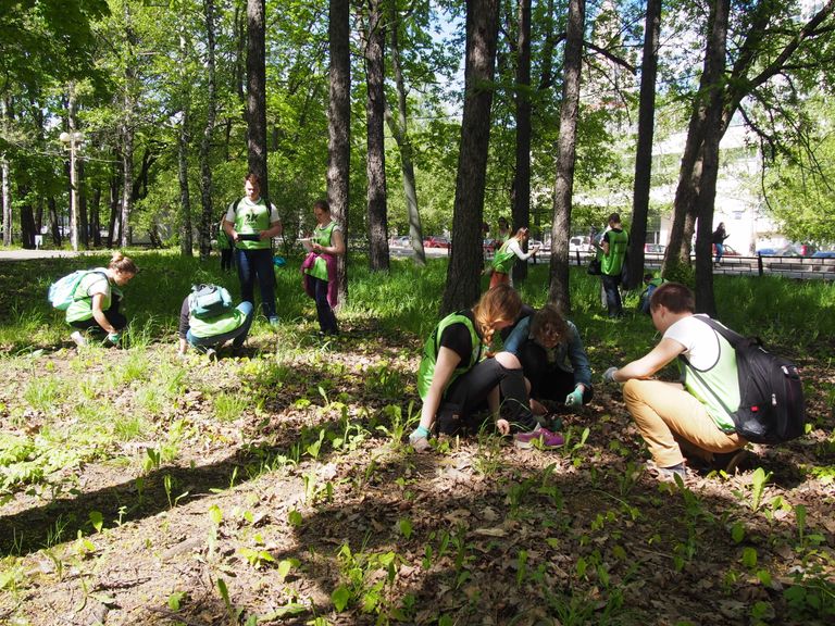 Участники эко-квеста за сбором данных