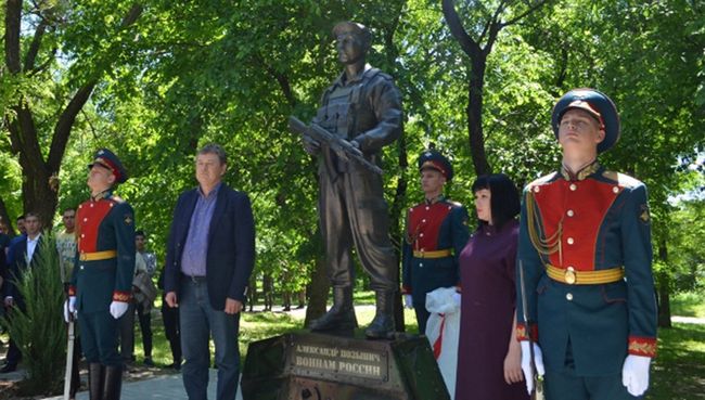 Памятник погибшему в Сирии во время поисково-спасательной операции бойцу морской пехоты Александру Позыничу Памятник погибшему в Сирии во время поисково-спасательной операции бойцу морской пехоты Александру Позыничу