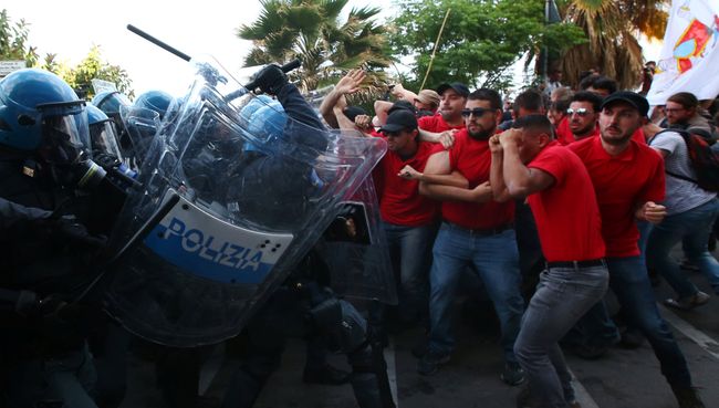 Акция протеста против саммита Большой семерки (G7) в Таормине, Италия. 27 мая 2017 Акция протеста против саммита Большой семерки (G7) в Таормине, Италия. 27 мая 2017