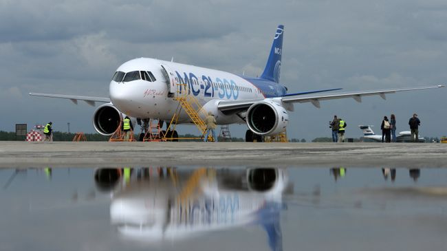 Новый российский пассажирский самолет МС-21 на аэродроме Иркутского авиационного завода. 28 мая 2017 Новый российский пассажирский самолет МС-21 на аэродроме Иркутского авиационного завода. 28 мая 2017