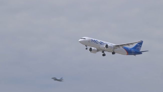 Первый пробный полет нового российского лайнера МС-21 в Иркутске Первый пробный полет нового российского лайнера МС-21 в Иркутске