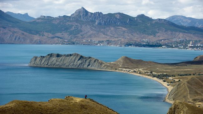 Мыс Хамелеон и поселок Коктебель в Крыму. Архивное фото Мыс Хамелеон и поселок Коктебель в Крыму. Архивное фото