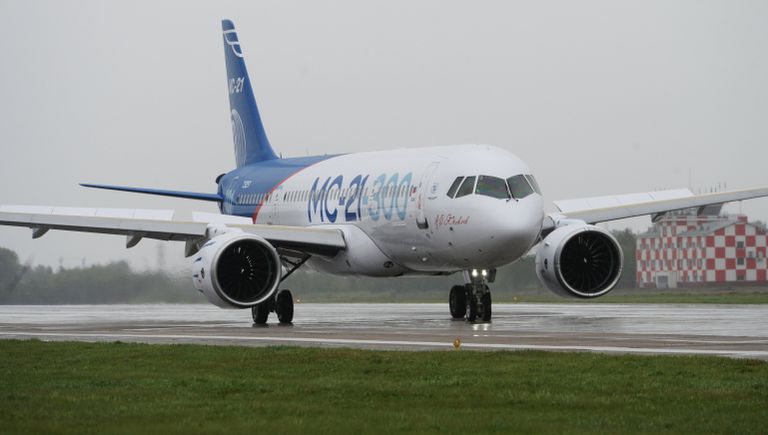 Новый российский пассажирский самолет МС-21 перед своим первым полетом Новый российский пассажирский самолет МС-21 перед своим первым полетом