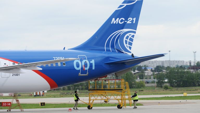 Новый российский пассажирский самолет МС-21 перед своим первым полетом Новый российский пассажирский самолет МС-21 перед своим первым полетом