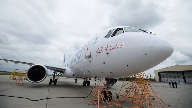 Новый российский пассажирский самолет МС-21 перед своим первым полетом Новый российский пассажирский самолет МС-21 перед своим первым полетом