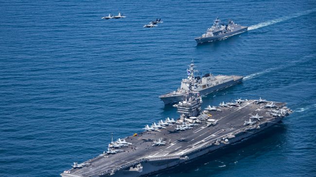 Авианосец ВМС США Карл Винсон в сопровождении корейских эсминцев Sejong the Great и Yang Manchun