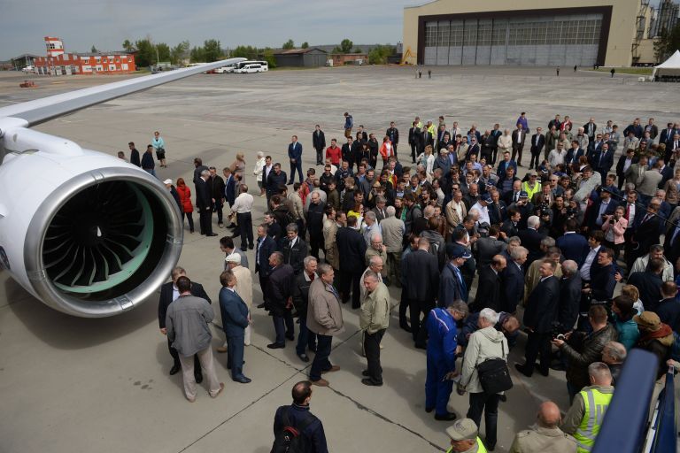 Новый российский пассажирский самолет МС-21 успешно совершил свой первый полет