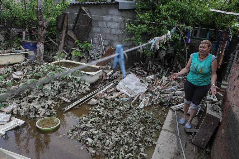 Жительница поселка Левокумка Ставропольского края во дворе дома, пострадавшего в результате паводка Жительница поселка Левокумка Ставропольского края во дворе дома, пострадавшего в результате паводка