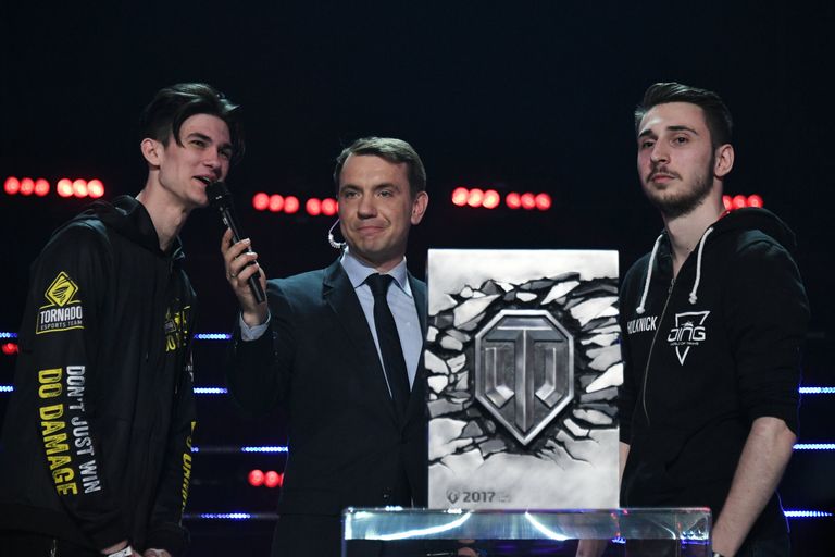 Капитаны команд перед началом финального этапа гранд-финала по World of Tanks между командами DiNG (Европа) и TORNADO ENERGY (СНГ) в комплексе ВТБ Ледовый дворец в Москве Капитаны команд перед началом финального этапа гранд-финала по World of Tanks между командами DiNG (Европа) и TORNADO ENERGY (СНГ) в комплексе ВТБ Ледовый дворец в Москве
