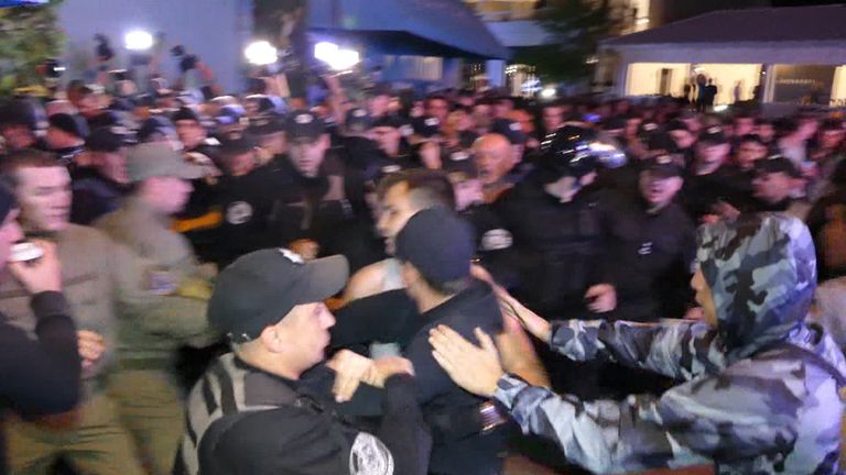 Протестующие из-за концерта Лободы в Одессе устроили потасовку с полицией Протестующие из-за концерта Лободы в Одессе устроили потасовку с полицией