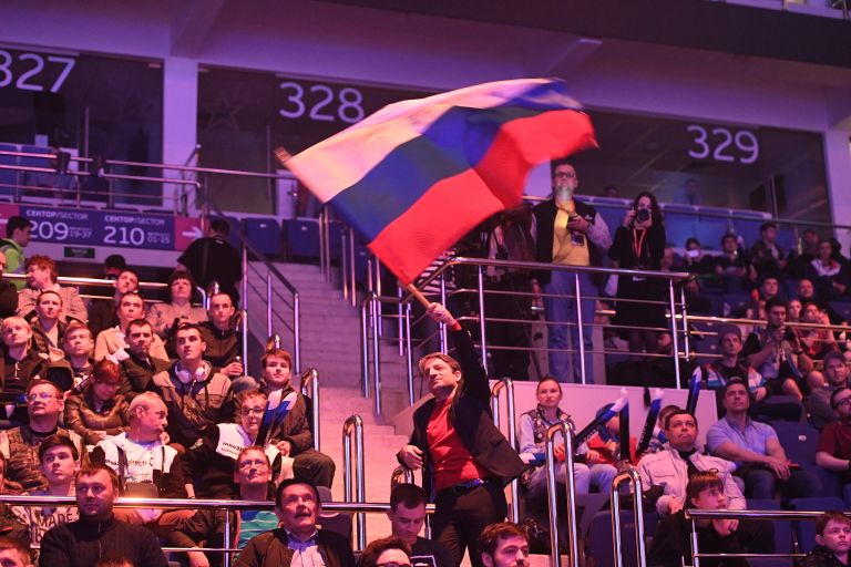 Зрители во время финального этапа гранд-финала по World of Tanks в комплексе ВТБ Ледовый дворец в Москве Зрители во время финального этапа гранд-финала по World of Tanks в комплексе ВТБ Ледовый дворец в Москве