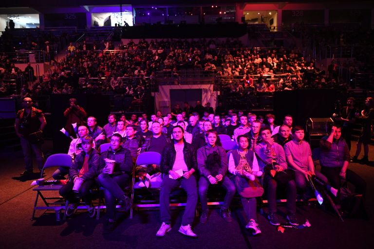 Зрители во время финального этапа гранд-финала по World of Tanks в комплексе ВТБ Ледовый дворец в Москве Зрители во время финального этапа гранд-финала по World of Tanks в комплексе ВТБ Ледовый дворец в Москве