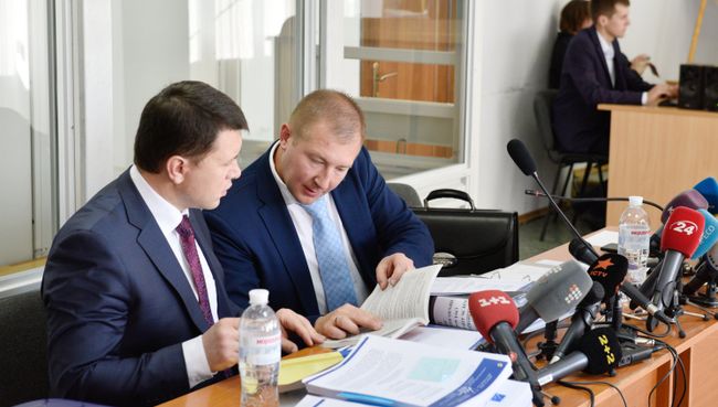 Адвокат Виктора Януковича Виталий Сердюк на заседании Оболонского суда Киева по делу бывшего президента Украины Виктора Януковича. 29 мая 2017 Адвокат Виктора Януковича Виталий Сердюк на заседании Оболонского суда Киева по делу бывшего президента Украины Виктора Януковича. 29 мая 2017