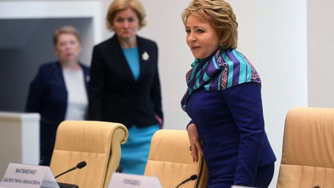 Председатель Совета Федерации РФ Валентина Матвиенко перед началом заседания Координационного совета при президенте РФ. 29 мая 2017 Председатель Совета Федерации РФ Валентина Матвиенко перед началом заседания Координационного совета при президенте РФ. 29 мая 2017