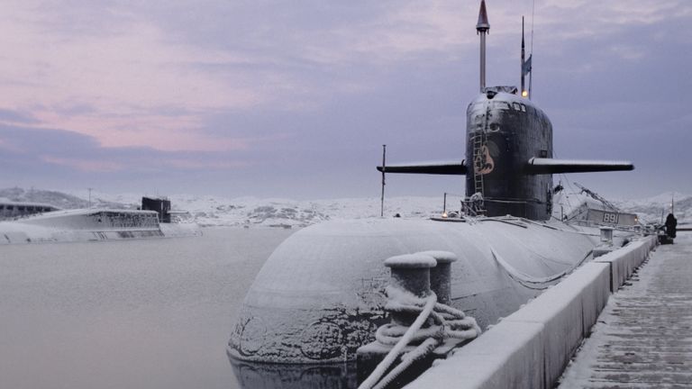 Атомная подводная лодка того же класса, что и Курск (К-141). Северный флот ВМФ России Атомная подводная лодка того же класса, что и Курск (К-141). Северный флот ВМФ России