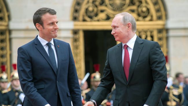 Президент России Владимир Путин и президент Франции Эммануэль Макрон во время встречи в Париже. 29 мая 2017 Президент России Владимир Путин и президент Франции Эммануэль Макрон во время встречи в Париже. 29 мая 2017