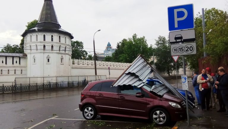 Автомобиль, пострадавший в результате урагана в Москве. Автомобиль, пострадавший в результате урагана в Москве.