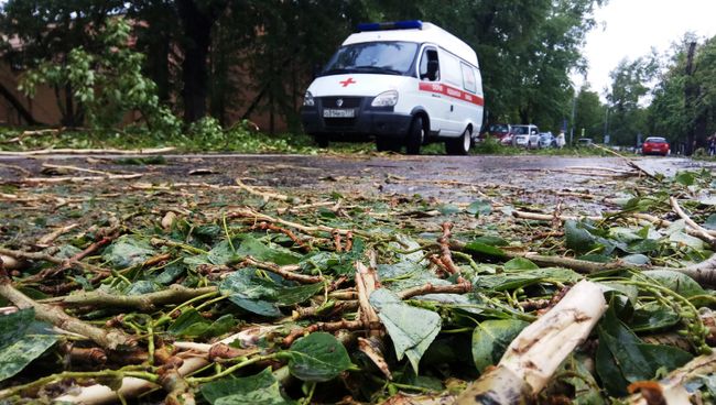 Автомобиль скорой помощи на одной из улиц Москвы. Архивное фото Автомобиль скорой помощи на одной из улиц Москвы. Архивное фото
