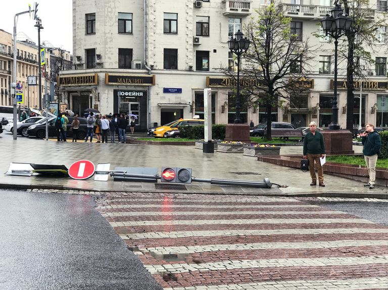Поваленный ураганом светофор на Тверском бульваре в Москве Поваленный ураганом светофор на Тверском бульваре в Москве