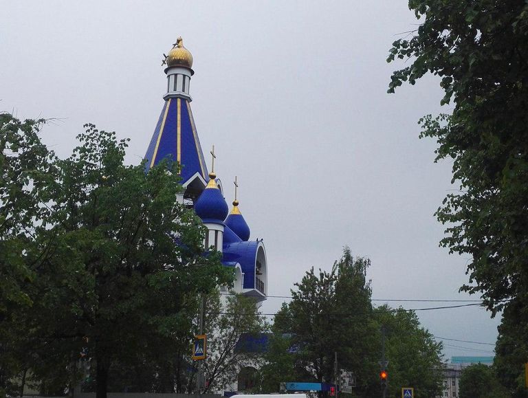 Поврежденный ураганом купол храма Рождества Богородицы в Королеве