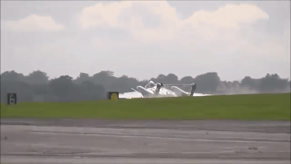 Революционный британский истребитель Sea Vixen сел на брюхо после авиашоу Революционный британский истребитель Sea Vixen сел на брюхо после авиашоу