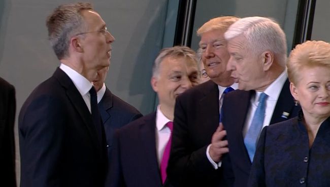 Президент США Дональд Трамп и премьер-министр Черногории Душко Маркович на саммите НАТО в Брюсселе. 25 мая 2017 Президент США Дональд Трамп и премьер-министр Черногории Душко Маркович на саммите НАТО в Брюсселе. 25 мая 2017