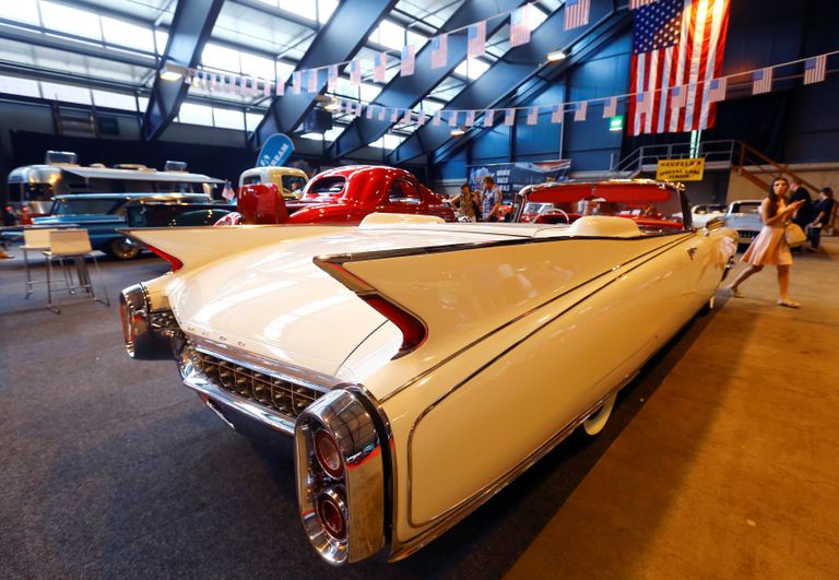 Автомобиль Cadillac Eldorado Biarritz Cabriolet на выставке классических автомобилей в швейцарском Люцерне Автомобиль Cadillac Eldorado Biarritz Cabriolet на выставке классических автомобилей в швейцарском Люцерне