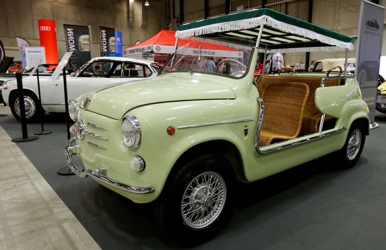 Автомобиль Fiat 600 Jolly на выставке классических автомобилей в швейцарском Люцерне Автомобиль Fiat 600 Jolly на выставке классических автомобилей в швейцарском Люцерне