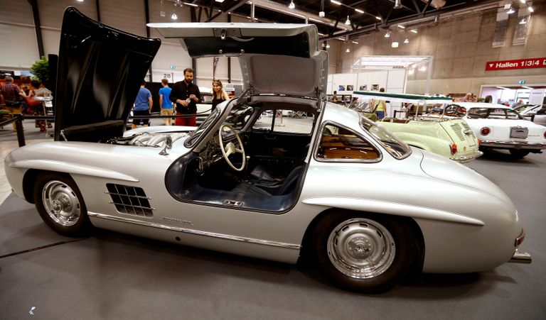 Автомобиль Mercedes-Benz 300 SL Gullwing на выставке классических автомобилей в швейцарском Люцерне Автомобиль Mercedes-Benz 300 SL Gullwing на выставке классических автомобилей в швейцарском Люцерне