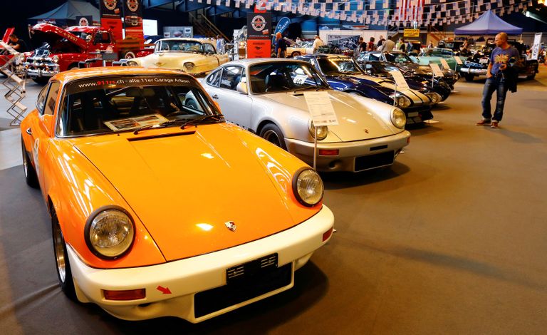 Автомобили Porsche 911 S и Porsche 911 RS 3.6 на выставке классических автомобилей в швейцарском Люцерне Автомобили Porsche 911 S и Porsche 911 RS 3.6 на выставке классических автомобилей в швейцарском Люцерне