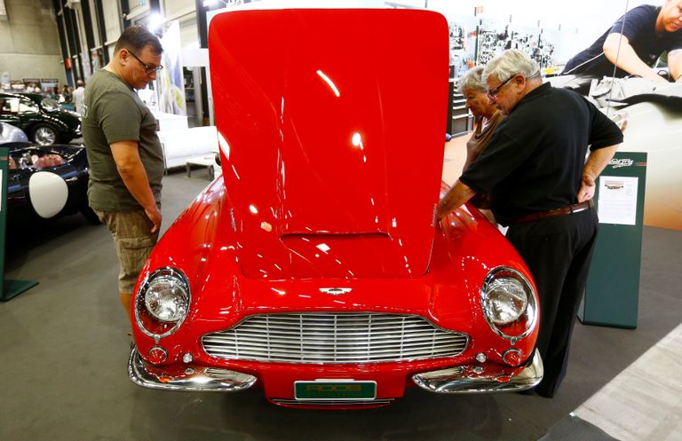 Автомобиль Aston Martin DB 6 на выставке классических автомобилей в швейцарском Люцерне Автомобиль Aston Martin DB 6 на выставке классических автомобилей в швейцарском Люцерне