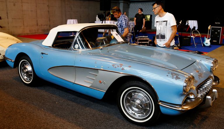 Автомобиль Chevrolet Corvette на выставке классических автомобилей в швейцарском Люцерне Автомобиль Chevrolet Corvette на выставке классических автомобилей в швейцарском Люцерне