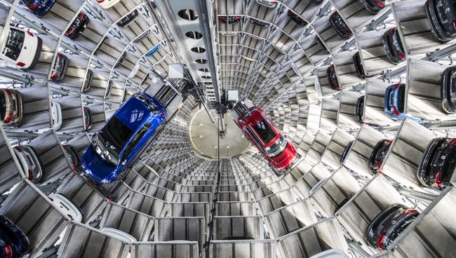Автомобили Volkswagen на складе в Вольфсбурге. Архивное фото Автомобили Volkswagen на складе в Вольфсбурге. Архивное фото