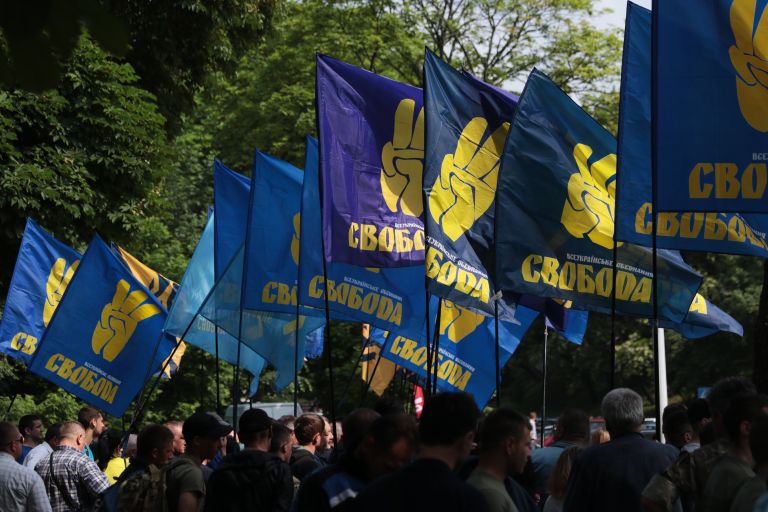 Сторонники всеукраинского объединения Свобода на митинге националистов во Львове