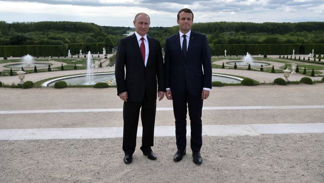 Владимир Путин и президент Франции Эммануэль Макрон во время встречи в Версале. 29 мая 2017 Владимир Путин и президент Франции Эммануэль Макрон во время встречи в Версале. 29 мая 2017