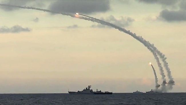 Из акватории Каспийского моря ракетными кораблями Каспийской флотилии РФ нанесен массированный удар 18-ю крылатыми ракетами комплекса Калибр-НК по 7-ми целям позиций террористов в сирийских провинциях Ракка, Идлиб и Алеппо Из акватории Каспийского моря ракетными кораблями Каспийской флотилии РФ нанесен массированный удар 18-ю крылатыми ракетами комплекса Калибр-НК по 7-ми целям позиций террористов в сирийских провинциях Ракка, Идлиб и Алеппо