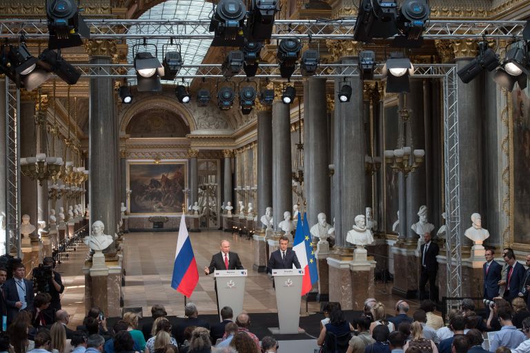 Президент РФ Владимир Путин и президент Франции Эммануэль Макрон во время совместной пресс-конференции по итогам российско-французских переговоров в Версальском дворце. 29 мая 2017 