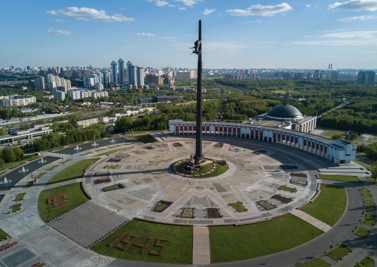 Центральный музей Великой Отечественной войны и обелиск на площади Победителей на Поклонной горе в Москве