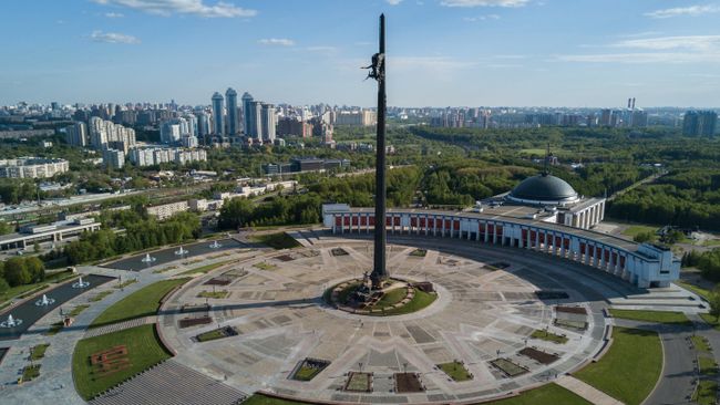 Центральный музей Великой Отечественной войны и обелиск на площади Победителей на Поклонной горе в Москве