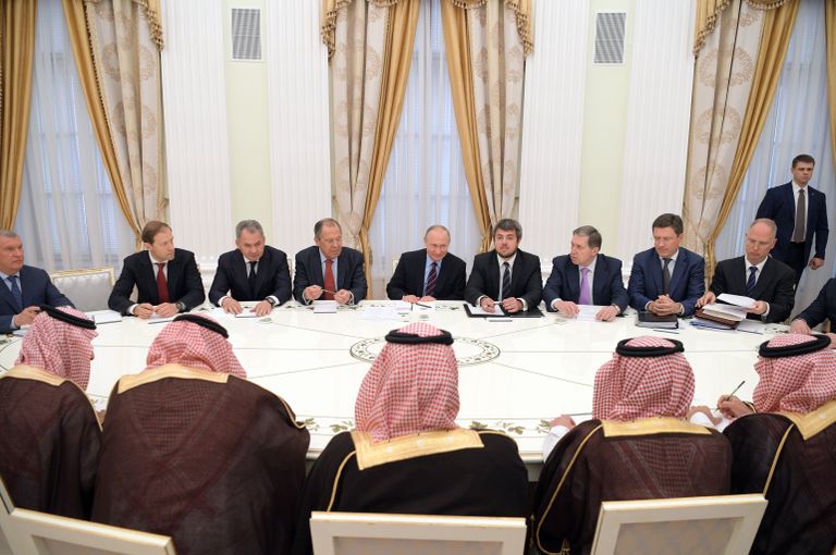 Встреча президента РФ В. Путина с заместителем наследного принца Саудовской Аравии М. ибн Салманом Аль Саудом. 30 мая 2017 Встреча президента РФ В. Путина с заместителем наследного принца Саудовской Аравии М. ибн Салманом Аль Саудом. 30 мая 2017