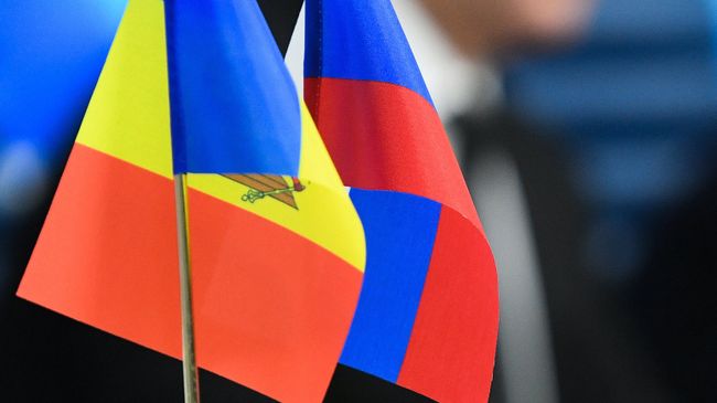 Флаги Молдавии и России на пресс-конференции Игоря Додона Флаги Молдавии и России на пресс-конференции Игоря Додона