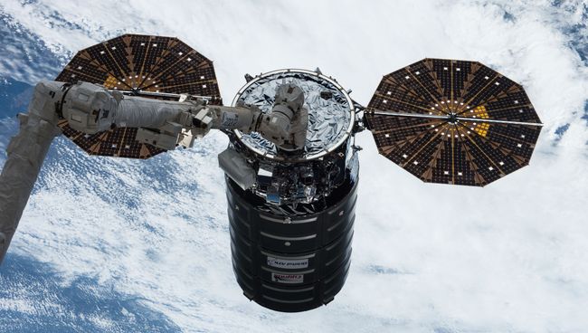 Американский космический грузовик Cygnus пристыковался к МКС. 22 апреля 2017