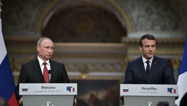 Владимир Путин и президент Франции Эммануэль Макрон во время совместной пресс-конференции в Версальском дворце. 29 мая 2017 Владимир Путин и президент Франции Эммануэль Макрон во время совместной пресс-конференции в Версальском дворце. 29 мая 2017