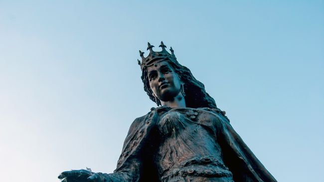 Памятник Анне Ярославне в Сенлисе, Франция Памятник Анне Ярославне в Сенлисе, Франция