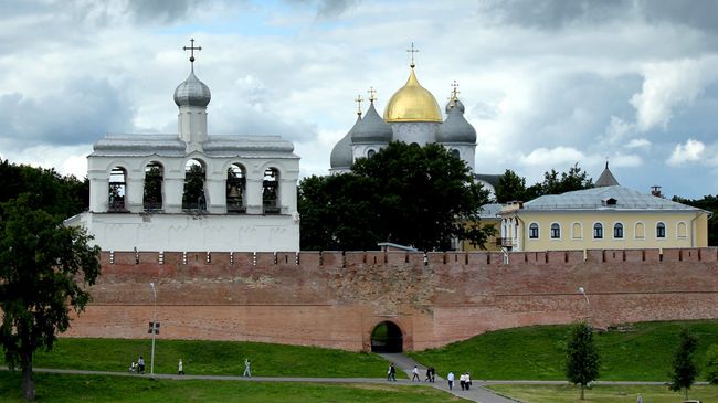 Софийская звонница и Софийский собор в Великом Новгороде Софийская звонница и Софийский собор в Великом Новгороде