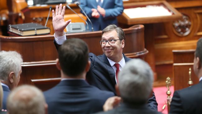 Председатель правительства Сербии Александр Вучич, лидирующий на выборах президента Сербии, в предвыборном штабе в Белграде Председатель правительства Сербии Александр Вучич, лидирующий на выборах президента Сербии, в предвыборном штабе в Белграде
