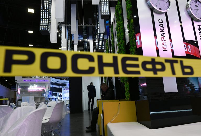 Стенд компании Роснефть в Экспофоруме накануне открытия Санкт-Петербургского международного экономического форума 2017 Стенд компании Роснефть в Экспофоруме накануне открытия Санкт-Петербургского международного экономического форума 2017