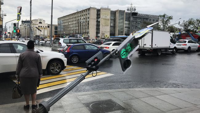 Светофор, поврежденный в результате урагана, в районе Тверской улицы в Москве