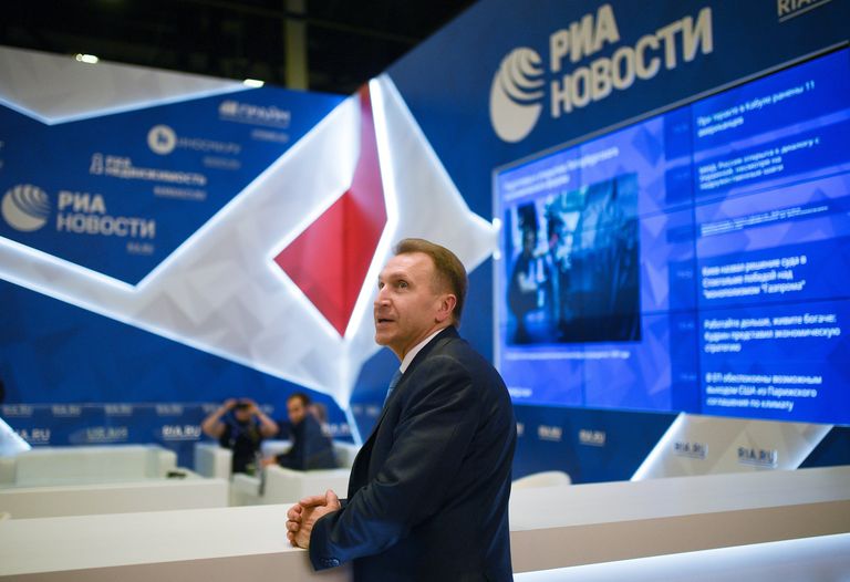 Заместитель председателя правительства РФ Игорь Шувалов у стенда МИА Россия сегодня накануне открытия Санкт-Петербургского международного экономического форума 2017. 31 мая 2017 Заместитель председателя правительства РФ Игорь Шувалов у стенда МИА Россия сегодня накануне открытия Санкт-Петербургского международного экономического форума 2017. 31 мая 2017