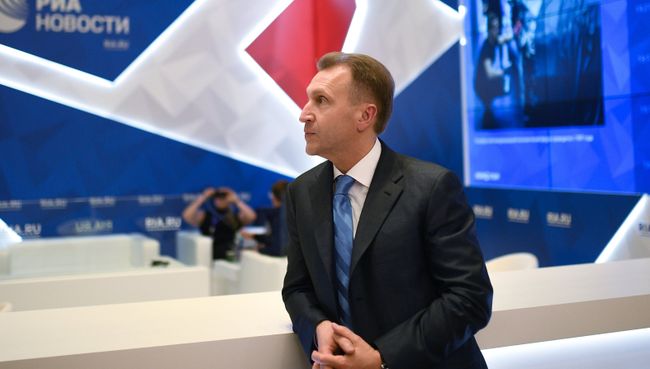 Заместитель председателя правительства РФ Игорь Шувалов у стенда МИА Россия сегодня накануне открытия Санкт-Петербургского международного экономического форума 2017. 31 мая 2017